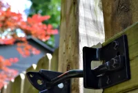 Unlock Seamless Gate Security: Self-Adjusting Latch Setup