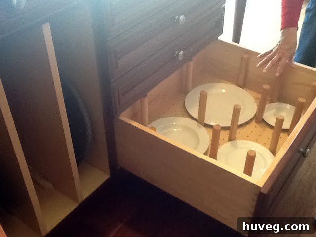Dowels to organize plates