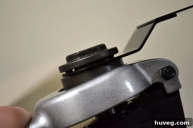 Attaching a metal cutting blade to the oscillating tool