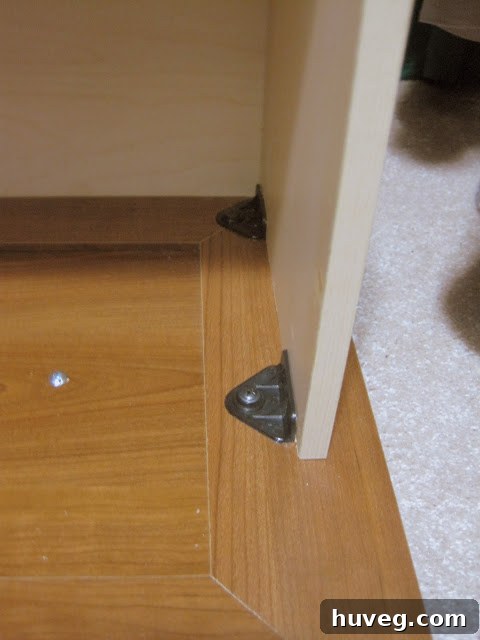 Connector of drawer previously glued with other brand