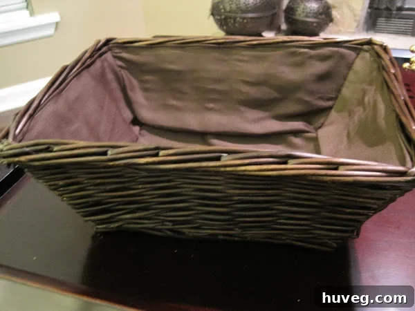 Out-of-focus basket as the base for a Thanksgiving centerpiece