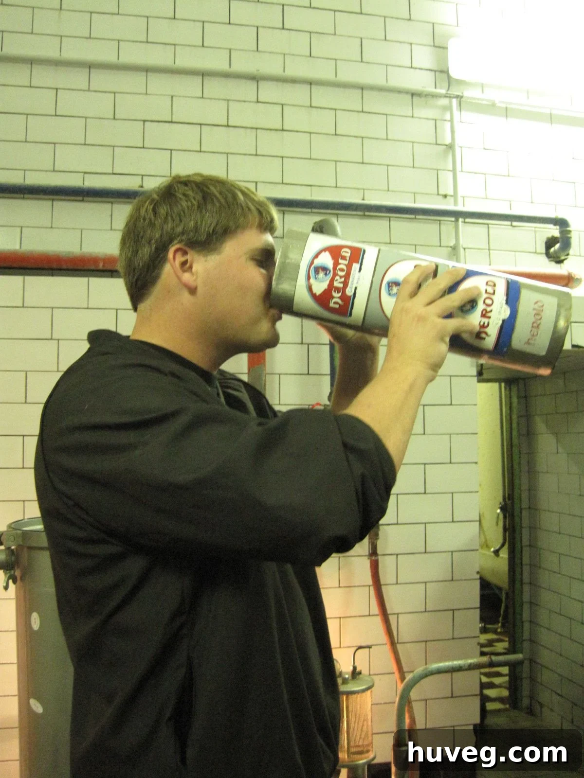 Demonstration of holding a large beer glass incorrectly