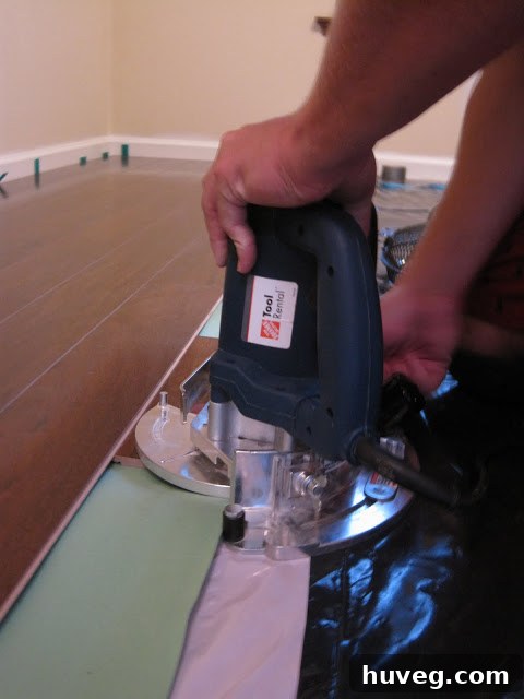 Electric jamb saw with adjustable blade height for precise undercutting