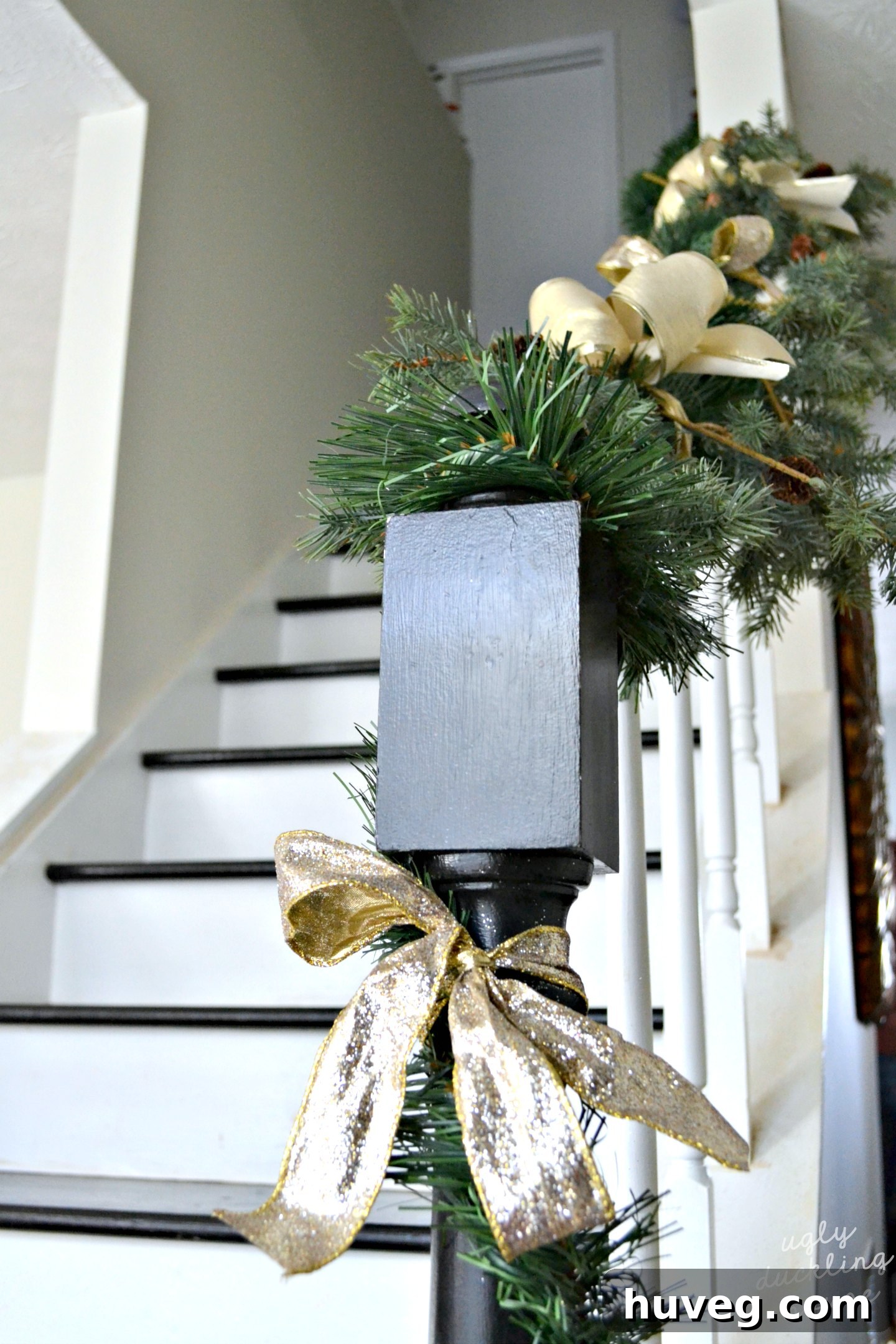 Festive Christmas front post adorned with neutral holiday decorations, reflecting a serene and elegant winter theme at the entrance.