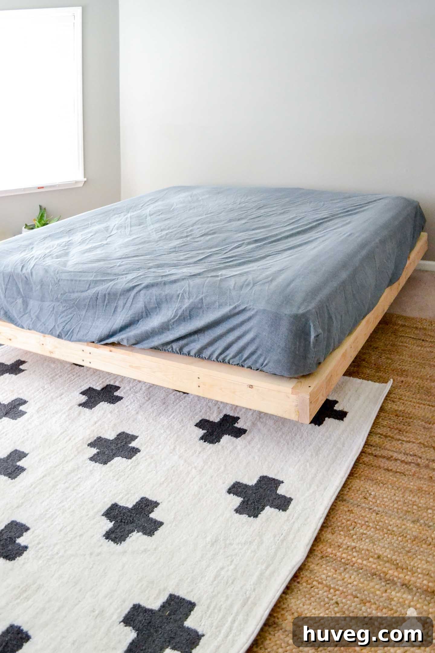 plus sign rug under floating bed frame, stylish bedroom detail