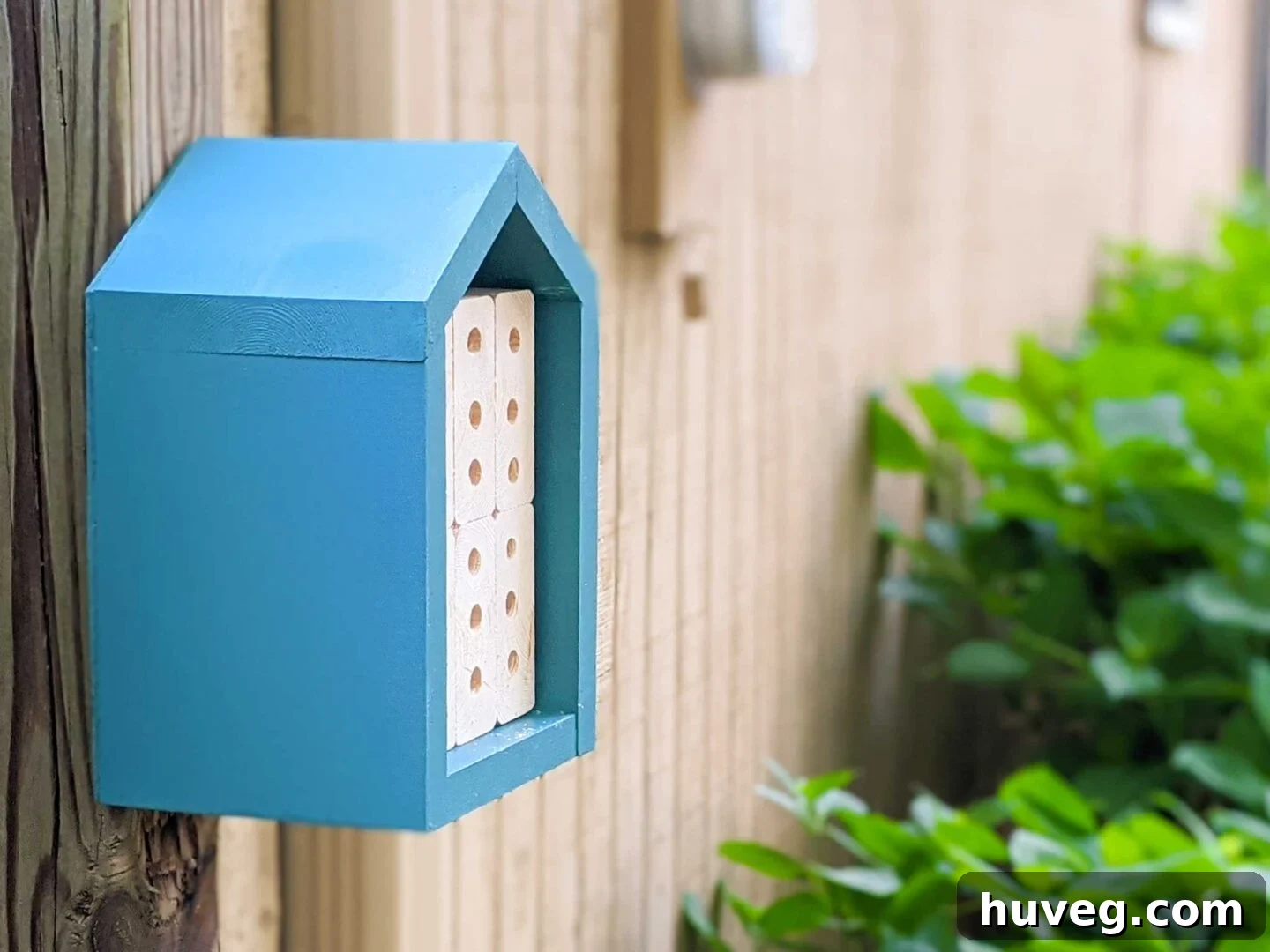 DIY bee hotel that is easy to maintain