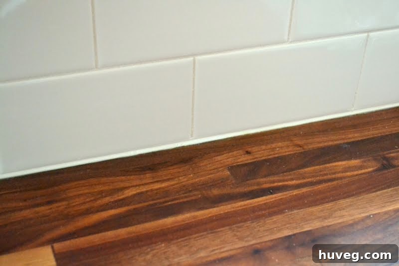 Caulk between backsplash and countertop