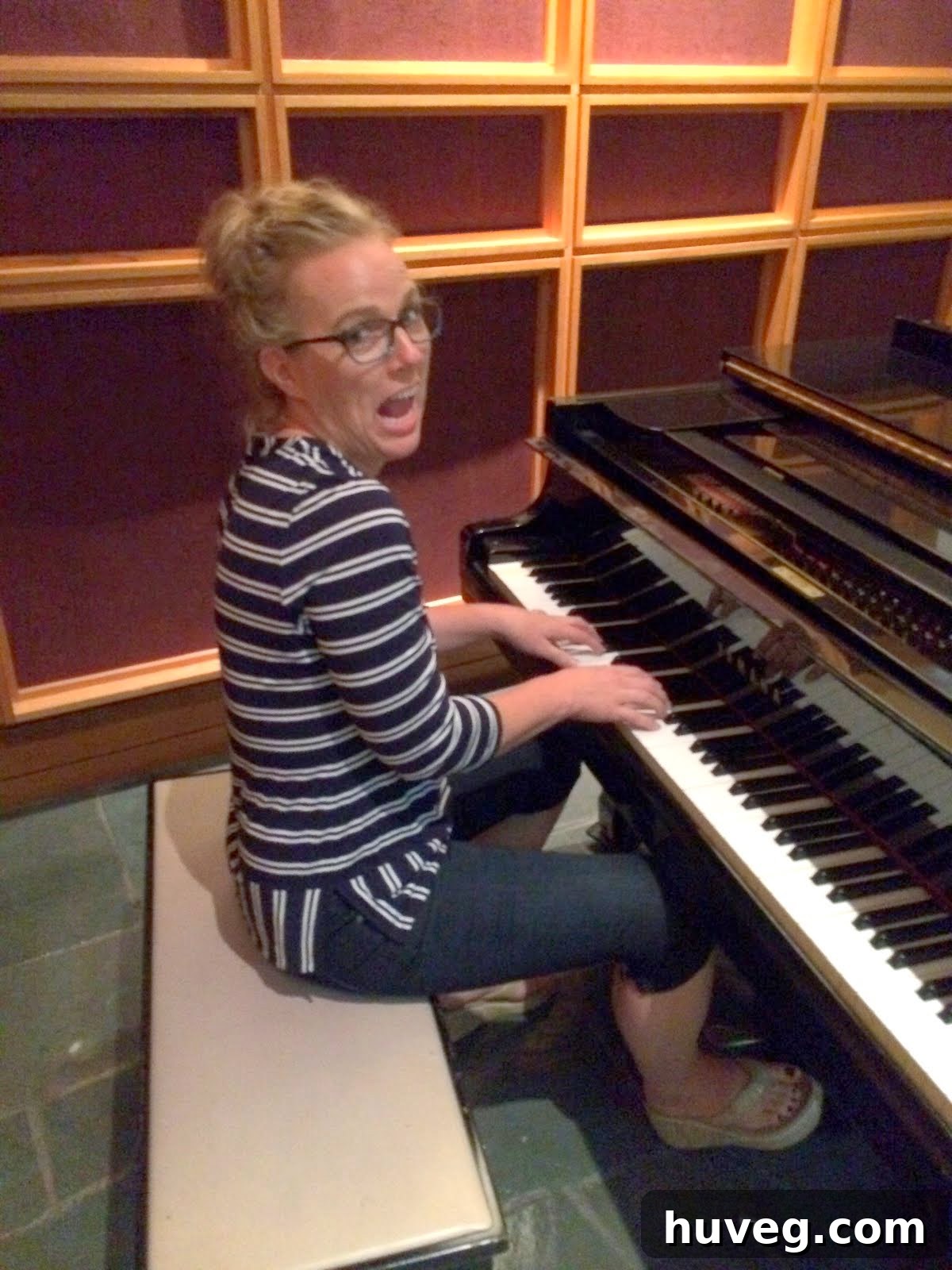 Sandra from Sawdustgirl.com demonstrating her impressive piano skills during a lighthearted moment at the conference.