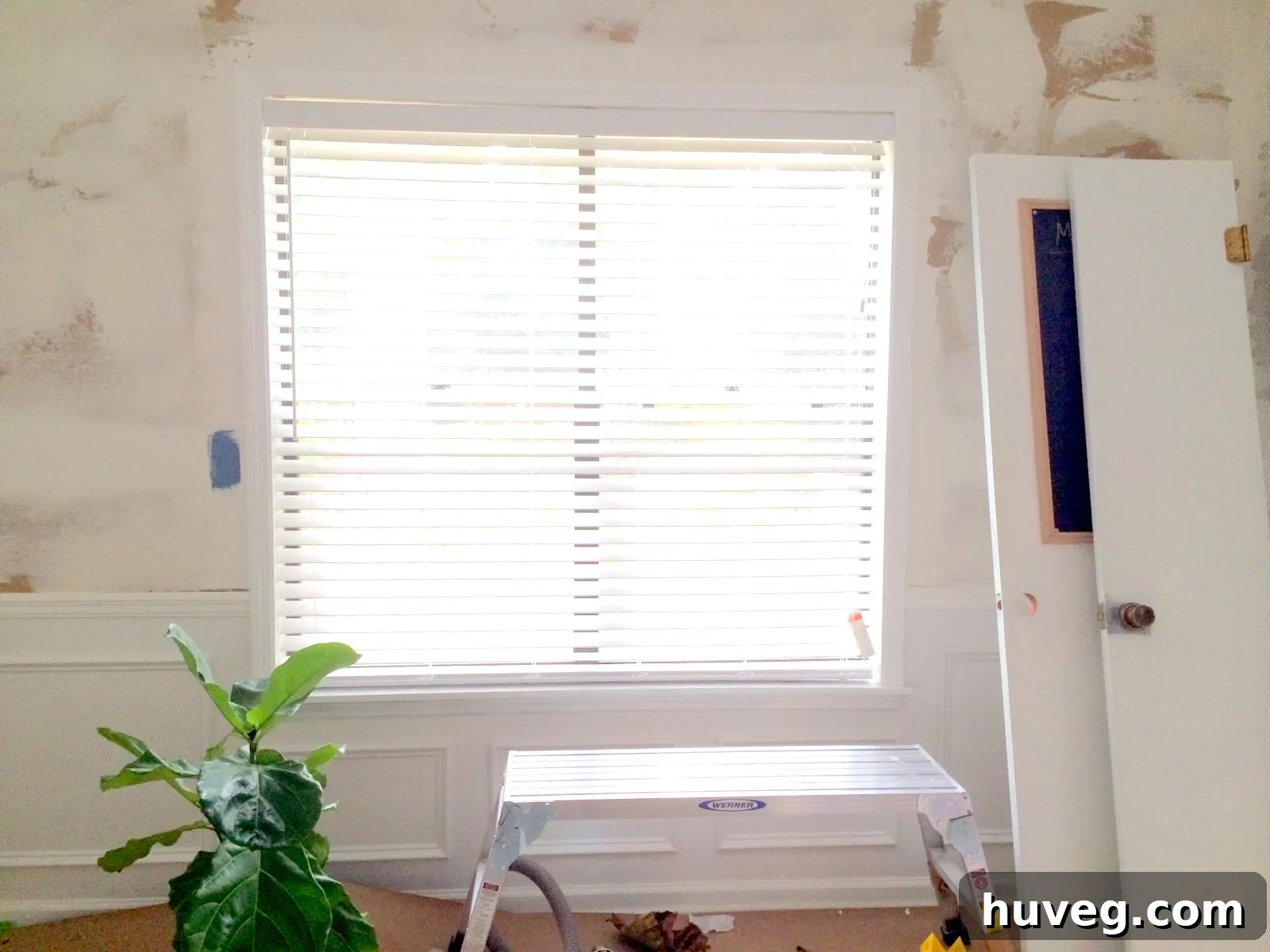 Dining room with decorative items ready