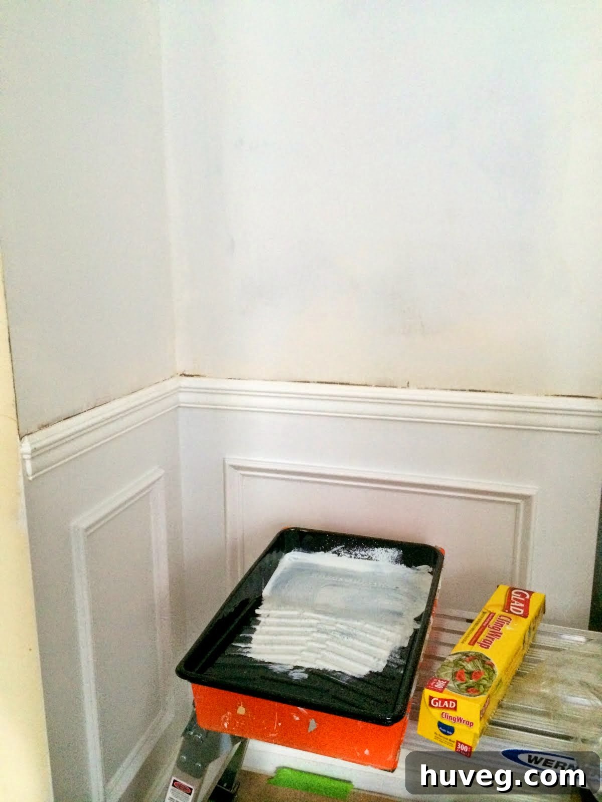 Dining room wall after applying oil primer