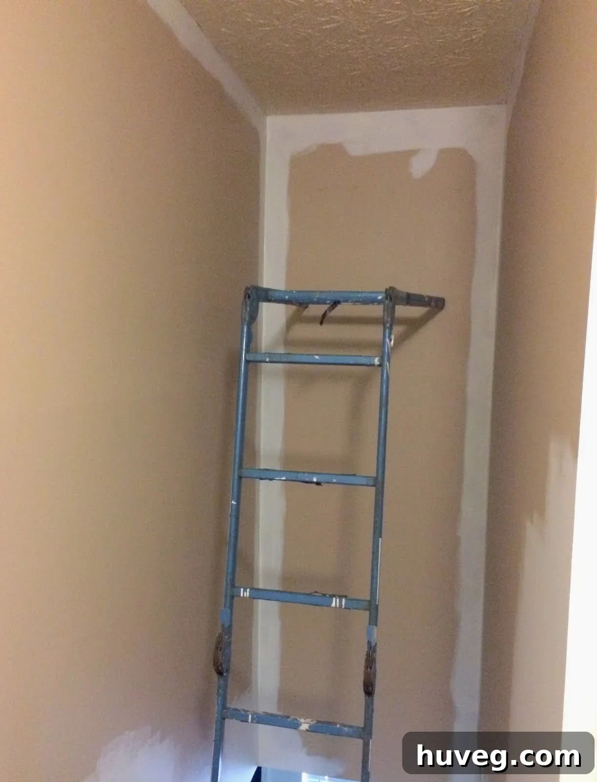 Multi-fold ladder configured in an L-shape for stability on stairs