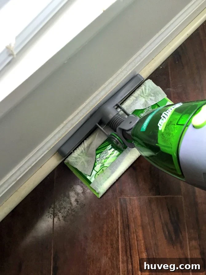 Swiffer Sweeper Vac features, showing flexible head and edge cleaning