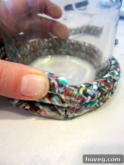 Glue the end of the rope on the vase